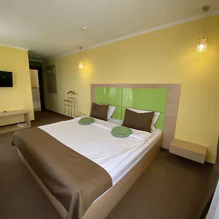Amber & Cafe Hotel Bohorodchany