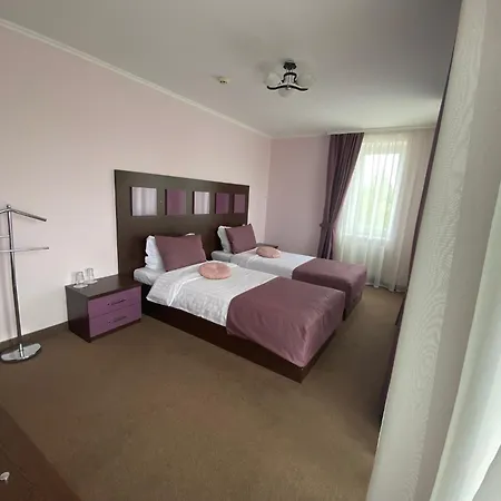 Amber & Cafe Hotel Bohorodchany